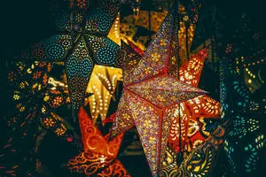 Glowing Christmas Star Lanterns on a Mistletoe Decked Desktop