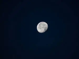 Full 4K Desktop Moon