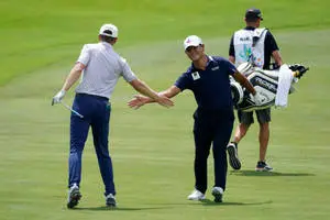 Si Woo Kim High-Five With Golfer
